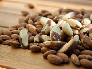 브라질 넛트와 아몬드 