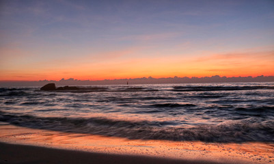 Dieses gro&szlig;artige Foto zeigt den Sonnenaufgang von Hua Hin in Thailand am fr&uuml;hen Morgen bei Sonnenaufgang. Sie k&ouml;nnen die K&uuml;ste des Golfs von Thailand sehr gut sehen