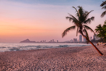 Dieses großartige Foto zeigt den Sonnenaufgang von Hua Hin in Thailand am frühen Morgen bei Sonnenaufgang. Man kann die Stadt Hua Hin im Hintergrund sehr gut sehen