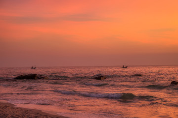 Dieses großartige Foto zeigt den Sonnenaufgang von Hua Hin in Thailand am frühen Morgen bei Sonnenaufgang. Sie können die Küste des Golfs von Thailand sehr gut sehen