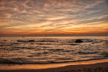 Naklejka premium Dieses großartige Foto zeigt den Sonnenaufgang von Hua Hin in Thailand am frühen Morgen bei Sonnenaufgang. Sie können die Küste des Golfs von Thailand sehr gut sehen