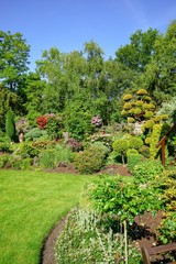 Intensiv gepflegter Garten mit Zierhölzern