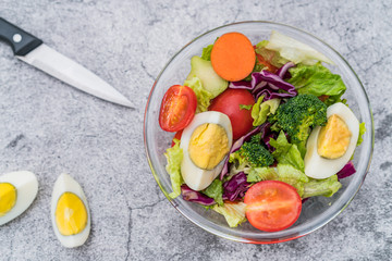 A bowl of fresh vegetable salad