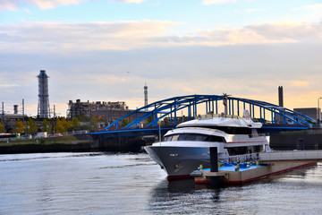 天王洲アイルの海岸通りに架かる青い橋と遊覧船