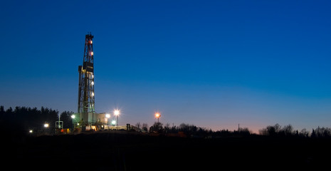 oil well at night © Perytskyy