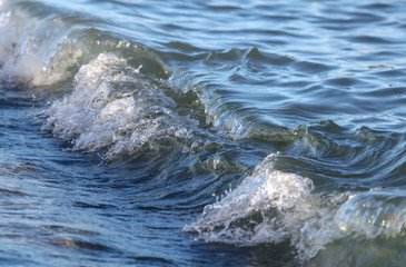 Obraz premium Waves on the seashore as an abstract background