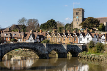 Obraz premium AYLESFORD, KENT/UK - MARCH 24 : View of the 14th century bridge and St Peter's church at Aylesford on March 24, 2019