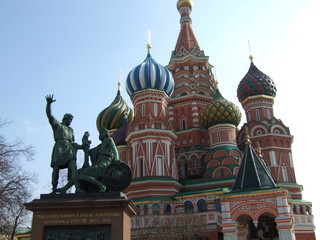 Fototapeta na wymiar Moscow. Red square. Spring day, bright colors. Monument to Minin and Pozharsky. St. Basil's Cathedral.