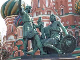 Fototapeta na wymiar Moscow. Red square. Spring day, bright colors. Monument to Minin and Pozharsky. 
