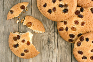 Obraz na płótnie Canvas Oatmeal cookies with raisins, on a dark wooden background