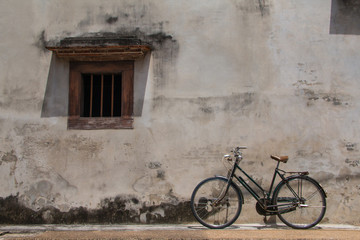 Fototapeta na wymiar Bicycles and antique windows