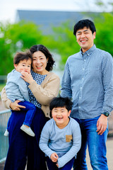 4人家族の屋外ポートレート