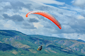 The foothills of the southern Urals are well suited for paragliding.