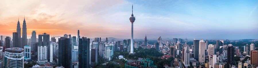 Foto op Canvas Kuala Lumpur, Maleisië - 12 maart 2019: Panoramisch uitzicht op de 68Mp-resolutie van de hoofdstad van Kuala Lumpur in Kuala Lumpur, Maleisië © Train arrival