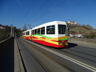 Fototapeta na wymiar Strassenbahn in der Stadt