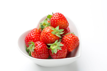 ハートの器に小粒のイチゴ