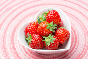 ハートの器に小粒のイチゴ