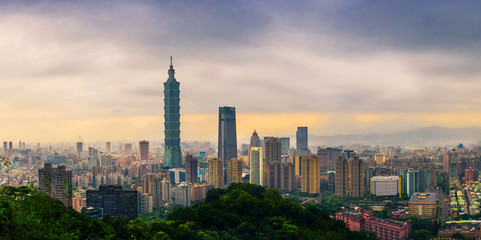 Fototapeta premium Taipei skyline at sunset time.