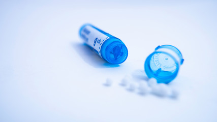 Tube et granulés homéopathiques en macro