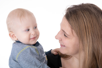 Glückliche Mutter lacht ihren Sohn an