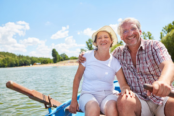 Glückliches Senioren Paar macht eine Bootstour
