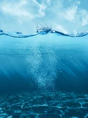 Unterwasseransicht mit Meeresoberfläche, Meeresboden und Himmel © Nechitayka