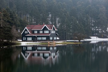Obraz premium Wooden Lake house inside forest in Bolu Golcuk National Park, Turkey 
