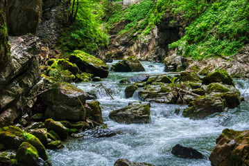 Dieses einzigartige Foto zeigt den wilden Fluss nach dem Wasserfall der Breitachklamm im bayerischen Oberstdorf