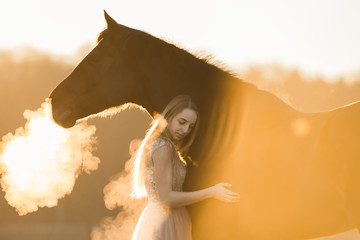 Frau lehnt sich an Pferd an © Talitha