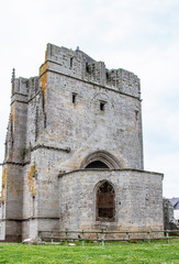 Fototapeta na wymiar Saint Guénolé. La Tour Carrée, vestige d'une ancienne église. Finistère, Bretagne
