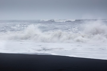 Island, Südküste, Vik i Mýrdal, Reynisfjara Strand, Wellen am Atlantik
