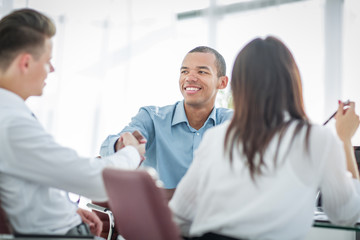 Obraz premium handshake business people sitting at a Desk