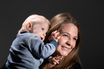 Glückliche Mutter mit Sohn lacht