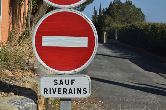 Panneaux interdit aux poids lourds, sens interdit sauf riverains
