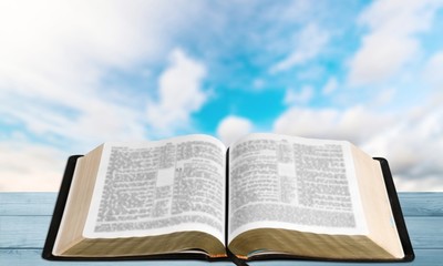 Obraz premium Open book on old wooden table.