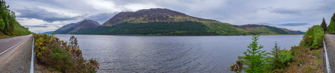 Fototapeta na wymiar Panorama eines Sees in den schottischen Highlands