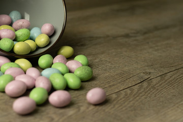 Speckled chocolate easter eggs in a ceramic bowl.