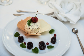 dolce di pasta sfrolla con crema e more fresche