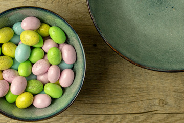 Speckled chocolate easter eggs in a ceramic bowl.