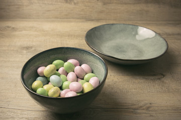 Speckled chocolate easter eggs in a ceramic bowl.