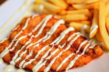 Filete empanado con patatas