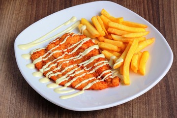 Filete empanado con patatas