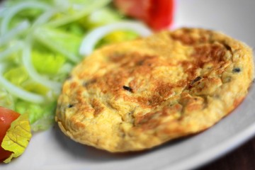 Tortilla de patatas con ensalada