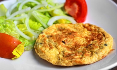 Tortilla de patatas con ensalada