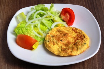 Tortilla de patatas con ensalada