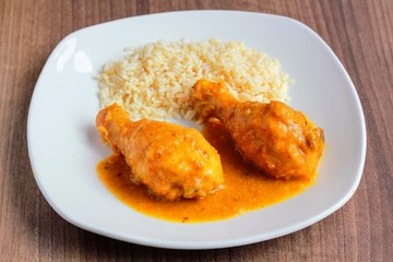 Muslos de pollo guisados con arroz