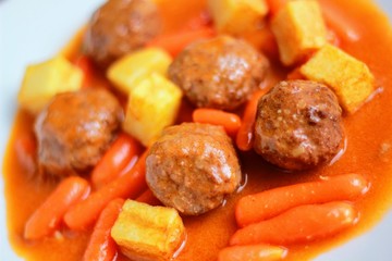 Albondigas con patatas guisadas