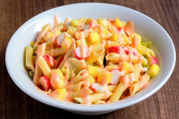 Ensalada de pasta fria con cangrejo