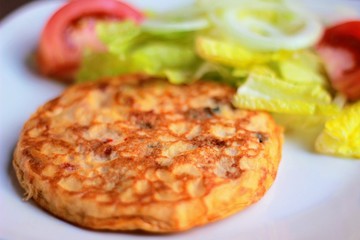 Tortilla de patatas con ensalada