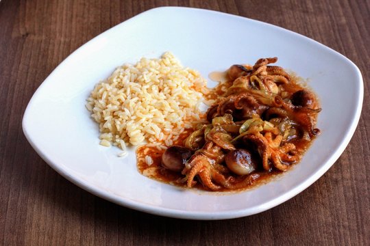 Pulpitos de calamares guisados con arroz